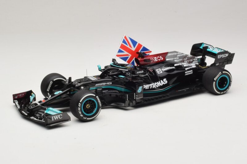 Mercedes AMG Petronas W12 E Performance L. Hamilton Winner British GP 2021 Minichamps 1:18 110211144 Żywica