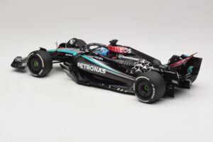 Mercedes AMG Petronas W15 E Performance G. Russell 2024 Minichamps 1:18 110240163 Żywica — zdjęcie 5 z 7