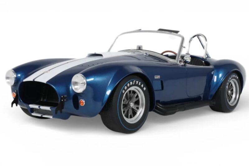 Shelby Cobra 427 S/C Niebieski & Biały Pas GT Spirit 1:8 Shelby Cobra 427 S/C Niebieski & Biały Pas GT Spirit 1:8 GTS800802 Żywica