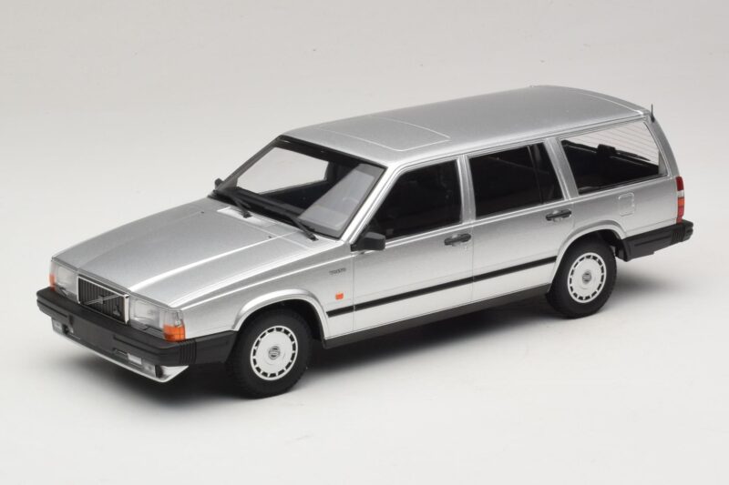 Volvo 740 GL Kombi Srebrny Minichamps 1:18 155171770 Metal