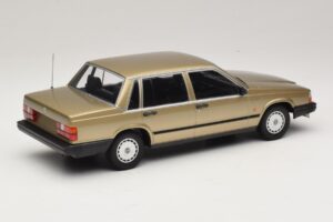Volvo 740 GL Złoty Minichamps 1:18 155171700 Metal — zdjęcie 2 z 6