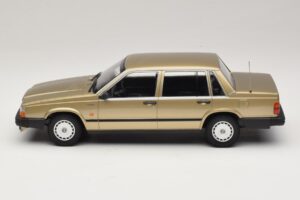 Volvo 740 GL Złoty Minichamps 1:18 155171700 Metal — zdjęcie 3 z 6