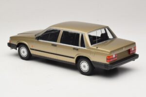 Volvo 740 GL Złoty Minichamps 1:18 155171700 Metal — zdjęcie 5 z 6
