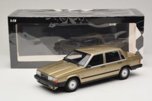 Volvo 740 GL Złoty Minichamps 1:18 155171700 Metal — zdjęcie 6 z 6