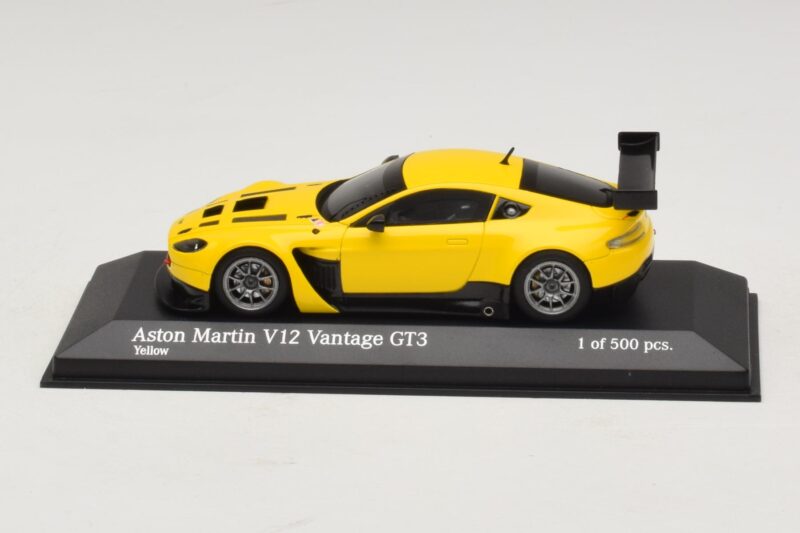 Aston Martin V12 Vantage GT3 Żółty Minichamps 1:43 Aston Martin V12 Vantage GT3 Żółty Minichamps 1:43 437121391 Metal