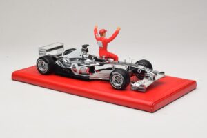 Ferrari F2004 #1 M. Schumacher Six Time World Champion 2004 Chrom Srebrny Hot Wheels 1:18 C7332 Metal — zdjęcie 4 z 6