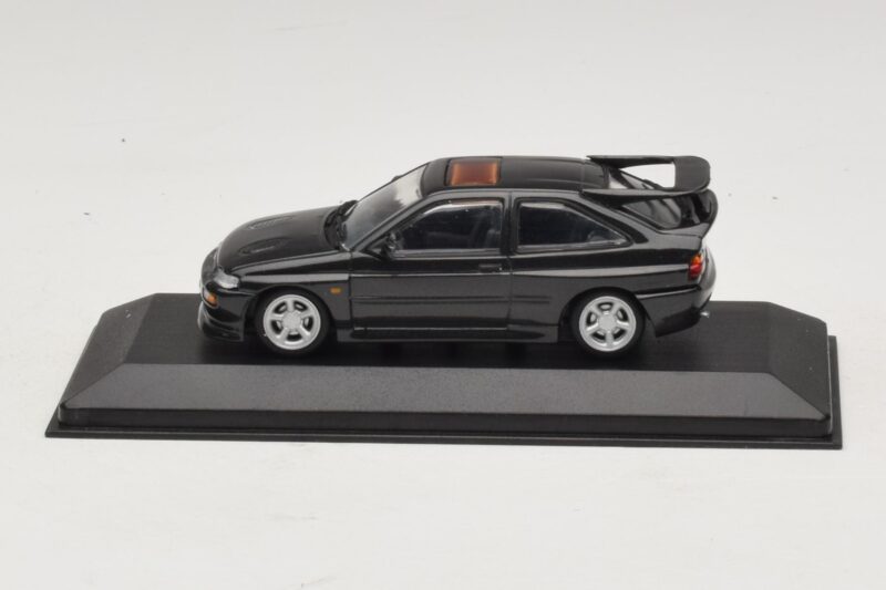Ford Escort RS Cosworth Czarny Metalik Minichamps 1:43 Ford Escort RS Cosworth Czarny Metalik Minichamps 1:43 430082106 Metal