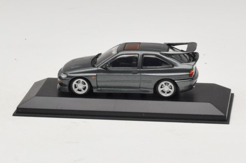 Ford Escort RS Cosworth Ciemnozielony Metalik Minichamps 1:43 Ford Escort RS Cosworth Ciemnozielony Metalik Minichamps 1:43 430086300 Metal