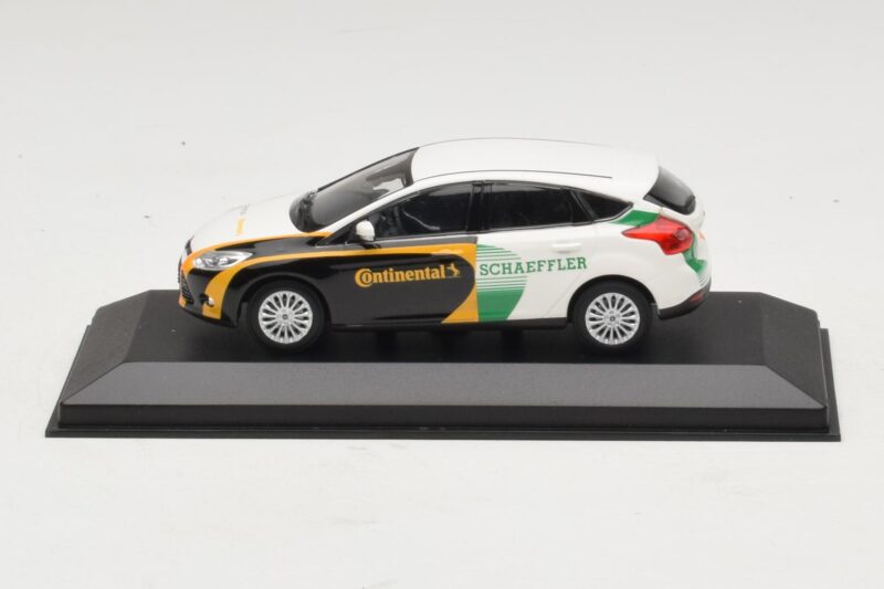 Ford Focus Benzynowy Samochód Technologiczny Continental Schaeffler Zamienne Pudełko Minichamps 1:43 Ford Focus Benzynowy Samochód Technologiczny Continental Schaeffler Zamienne Pudełko Minichamps 1:43 AB65A-R1 Metal
