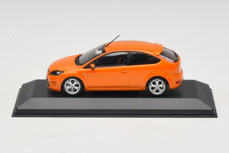 Ford Focus ST Mk2 Electric Orange Minichamps 1:43 Ford Focus ST Mk2 Electric Orange Minichamps 1:43 400087302 Metal