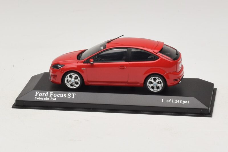 Ford Focus ST Mk2 Czerwony Minichamps 1:43 400087301 Metal