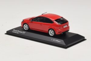 Ford Focus ST Mk2 Czerwony Minichamps 1:43 400087301 Metal — zdjęcie 3 z 4