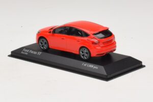 Ford Focus ST Mk3 Czerwony Minichamps 1:43 410081001 Metal — zdjęcie 3 z 4