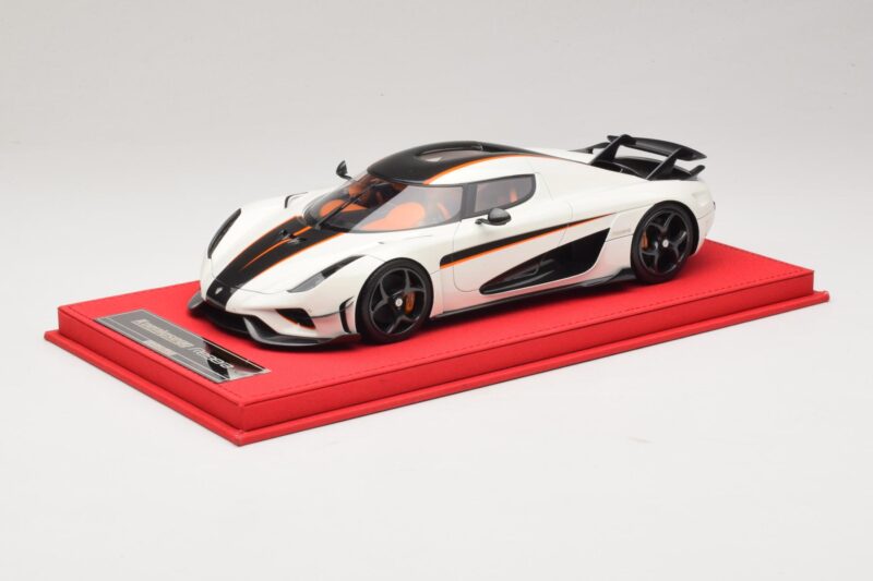Koenigsegg Regera Biały z Czarnym Karbonem FrontiArt 1:18 REMC043 Żywica