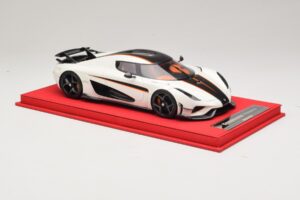 Koenigsegg Regera Biały z Czarnym Karbonem FrontiArt 1:18 REMC043 Żywica — zdjęcie 4 z 7