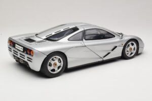 McLaren F1 Srebrny Minichamps 1:12 530133123 Metal — zdjęcie 3 z 8