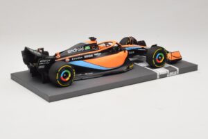 McLaren MCL36 #3 D. Ricciardo Bahrain GP 2022 Minichamps 1:18 537221803 Metal — zdjęcie 6 z 7