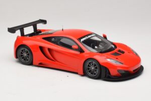 McLaren MP4-12C GT3 Czerwony 2013 Minichamps 1:18 151121392 Metal — zdjęcie 4 z 6