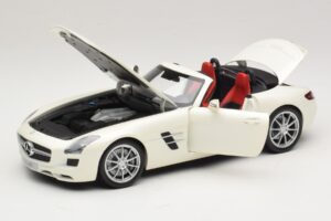Mercedes SLS AMG Roadster Mystic White II Minichamps 1:18 B66960079 Metal — zdjęcie 3 z 9