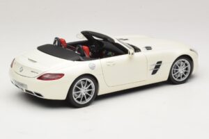 Mercedes SLS AMG Roadster Mystic White II Minichamps 1:18 B66960079 Metal — zdjęcie 4 z 9