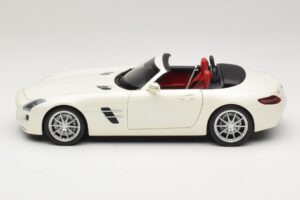 Mercedes SLS AMG Roadster Mystic White II Minichamps 1:18 B66960079 Metal — zdjęcie 5 z 9