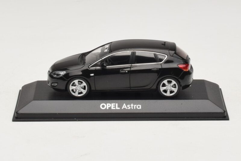 Opel Astra J Czarny Minichamps 1:43 ASTRA006 Metal