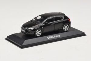 Opel Astra J Czarny Minichamps 1:43 ASTRA006 Metal — zdjęcie 2 z 4