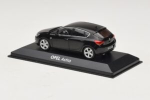 Opel Astra J Czarny Minichamps 1:43 ASTRA006 Metal — zdjęcie 3 z 4