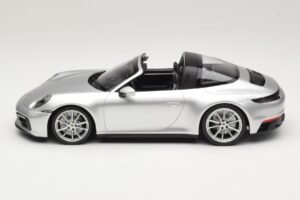 Porsche 911 992 Targa 4 GTS Srebrny Minichamps 1:18 WAP0211460RTRG Metal — zdjęcie 3 z 6
