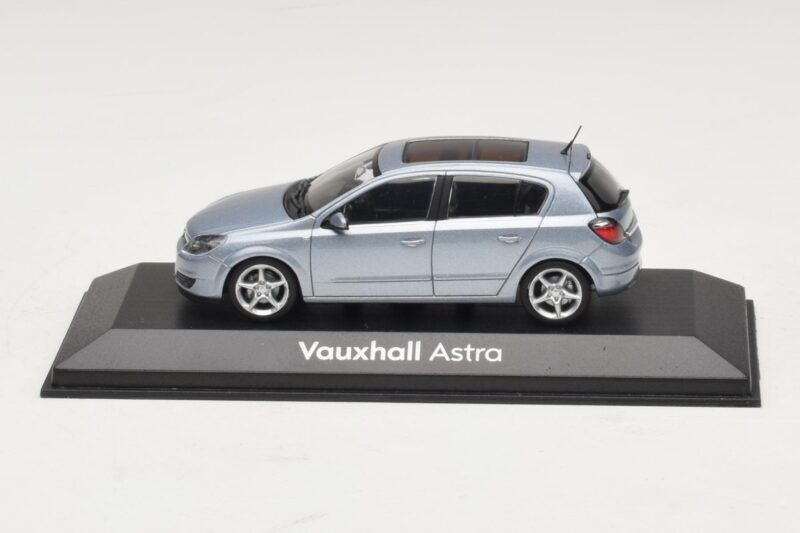 Vauxhall Astra H Sedan Jasnoniebieski Metalik Minichamps 1:43 ASTRA007 Metal
