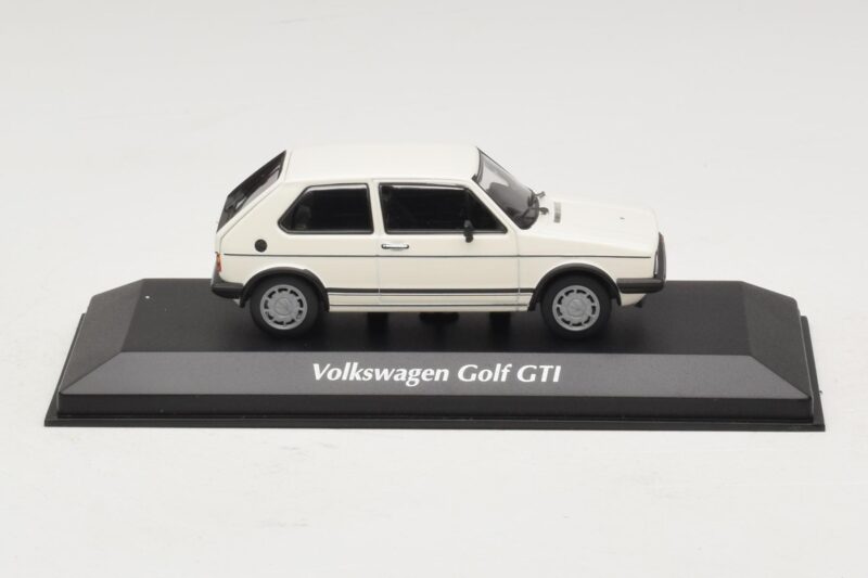Volkswagen Golf GTI Mk1 Biały Maxichamps 1:43 Volkswagen Golf GTI Mk1 Biały Maxichamps 1:43 940055171 Metal