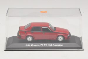 Alfa Romeo 75 V6 3.0 America Czerwony Maxichamps 1:43 940120461 Metal — zdjęcie 4 z 5