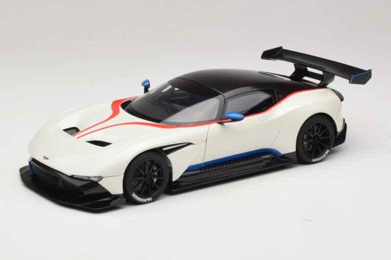 Aston Martin Vulcan Stratus White Z Niebieskimi i Czerwonymi Paskami AUTOart 1:18 70261 Kompozyt