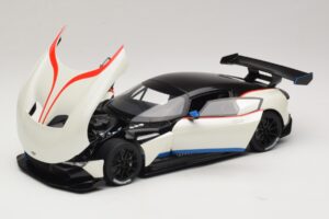 Aston Martin Vulcan Stratus White Z Niebieskimi i Czerwonymi Paskami AUTOart 1:18 70261 Kompozyt — zdjęcie 2 z 8