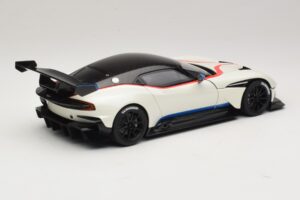 Aston Martin Vulcan Stratus White Z Niebieskimi i Czerwonymi Paskami AUTOart 1:18 70261 Kompozyt — zdjęcie 3 z 8
