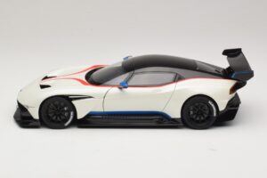 Aston Martin Vulcan Stratus White Z Niebieskimi i Czerwonymi Paskami AUTOart 1:18 70261 Kompozyt — zdjęcie 4 z 8