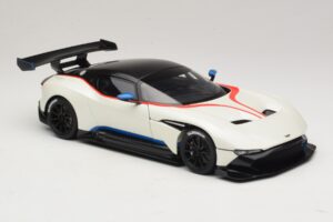 Aston Martin Vulcan Stratus White Z Niebieskimi i Czerwonymi Paskami AUTOart 1:18 70261 Kompozyt — zdjęcie 6 z 8