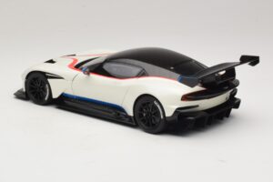 Aston Martin Vulcan Stratus White Z Niebieskimi i Czerwonymi Paskami AUTOart 1:18 70261 Kompozyt — zdjęcie 7 z 8