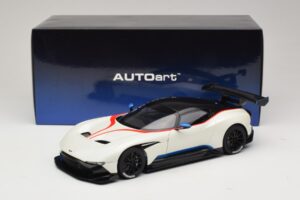 Aston Martin Vulcan Stratus White Z Niebieskimi i Czerwonymi Paskami AUTOart 1:18 70261 Kompozyt — zdjęcie 8 z 8