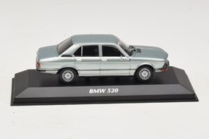 BMW 520 E12 Jasnoniebieski Metalik Maxichamps 1:43 940023002 Metal