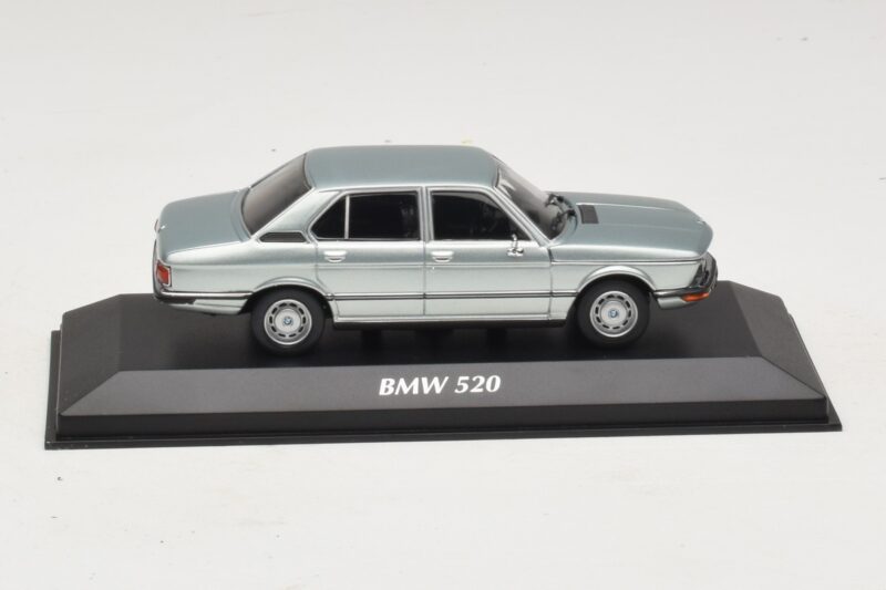BMW 520 E12 Jasnoniebieski Metalik Maxichamps 1:43 940023002 Metal