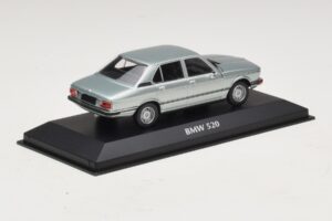 BMW 520 E12 Jasnoniebieski Metalik Maxichamps 1:43 940023002 Metal — zdjęcie 2 z 5