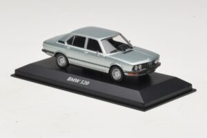 BMW 520 E12 Jasnoniebieski Metalik Maxichamps 1:43 940023002 Metal — zdjęcie 3 z 5