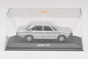 BMW 520 E12 Jasnoniebieski Metalik Maxichamps 1:43 940023002 Metal — zdjęcie 4 z 5