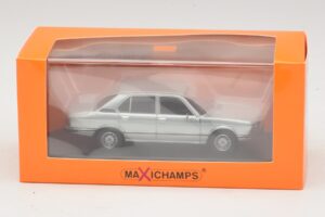 BMW 520 E12 Jasnoniebieski Metalik Maxichamps 1:43 940023002 Metal — zdjęcie 5 z 5