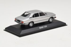 BMW 520 E12 Srebrny Maxichamps 1:43 940023000 Metal — zdjęcie 2 z 5