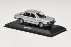 BMW 520 E12 Srebrny Maxichamps 1:43 940023000 Metal — zdjęcie 3 z 5