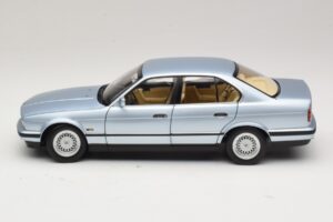 BMW 535i E34 Jasnoniebieski Metalik Minichamps 1:18 100024007 Metal — zdjęcie 4 z 8