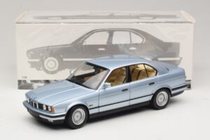 BMW 535i E34 Jasnoniebieski Metalik Minichamps 1:18 100024007 Metal — zdjęcie 8 z 8