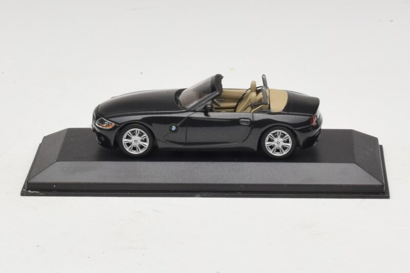 BMW Z4 E85 Czarny Metalik Zastępcze Pudełko Minichamps 1:43 80420144055-R1 Metal